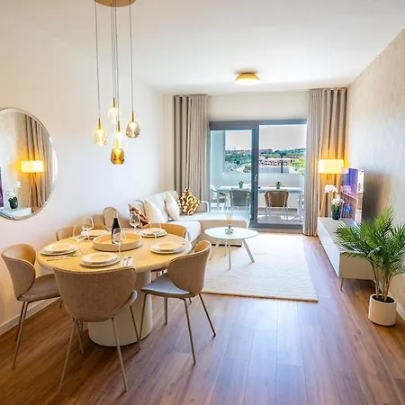 Modern Golf & Coast Retreat In Apartmán