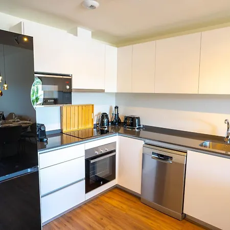 Modern Golf & Coast Retreat In Apartamento *