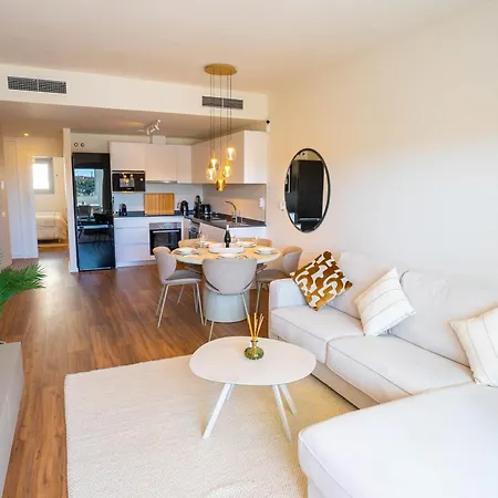 Modern Golf & Coast Retreat In Apartamento