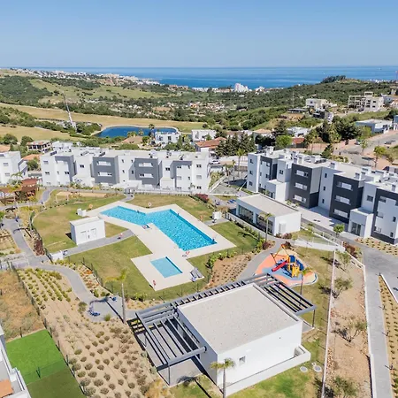 Modern Golf & Coast Retreat In Apartmán